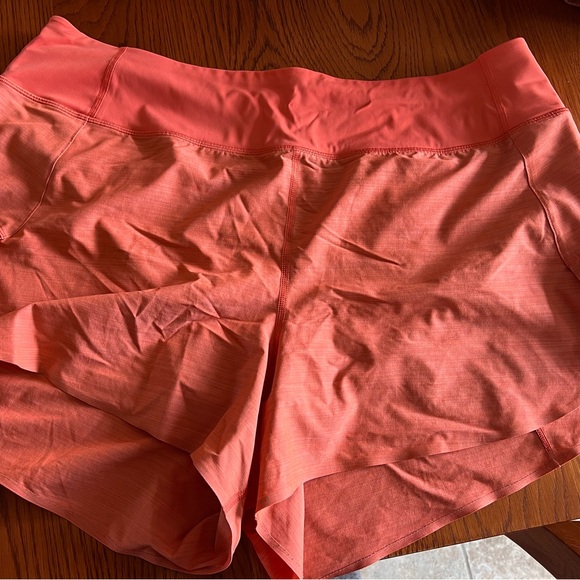 Athleta run with it 3.5” short - Picture 2 of 4